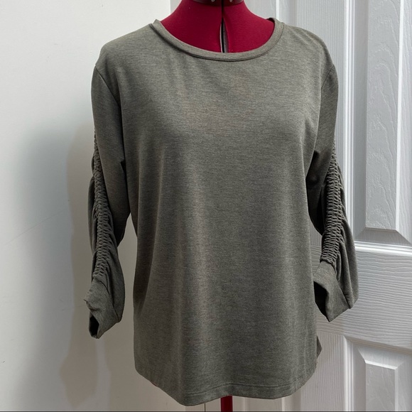 Jane and Delancey women 3/4 sleeves olive green pullover top. Size M. Pre-owned. - Picture 1 of 10